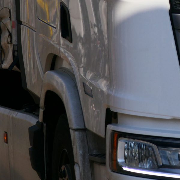 Jeder zweite Lkw-Fahrende deaktiviert lebensrettende Systeme